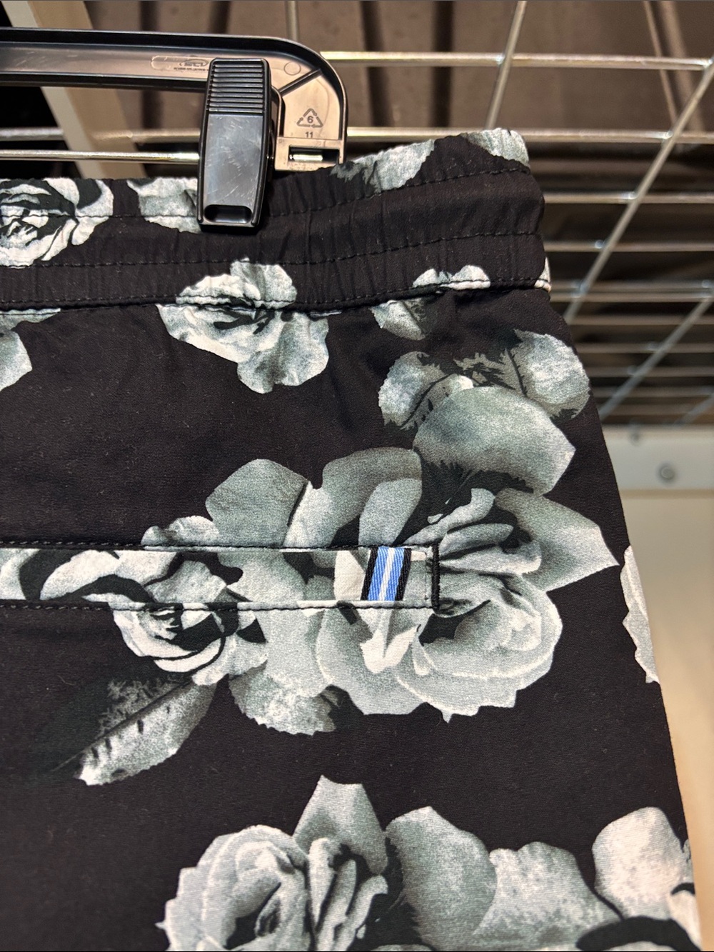 Men's Large Denim & Flower 3 Pocket Black and Blue Floral Shorts New W/ Tags - Picture 7 of 9